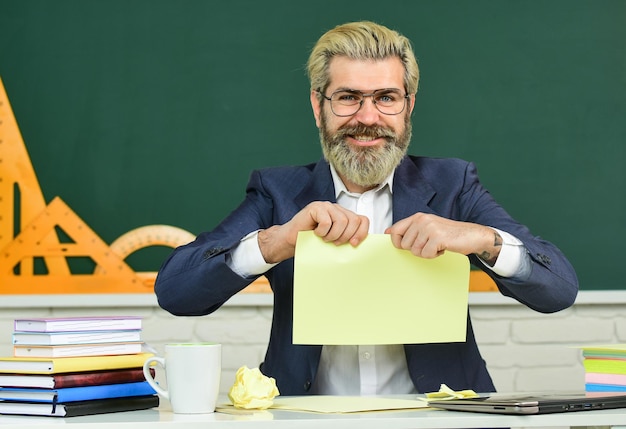 Ile powinien zarabiać nauczyciel według Polaków?