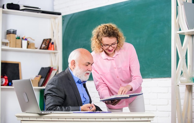 Ile więcej zarabia nauczyciel kontraktowy od stażysty?