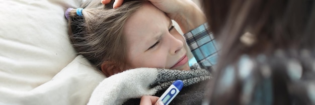 Jak pomóc dziecku, gdy jego temperatura sięga 39 stopni?