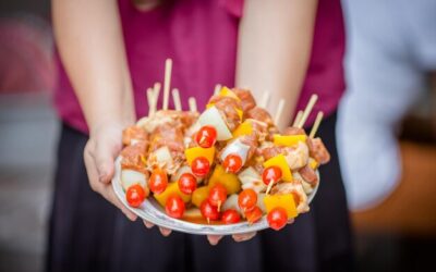 Jakie można zrobić przekąski na imprezę, aby zaskoczyć gości?