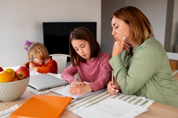 Edukacja domowa co to jest i na czym polega?