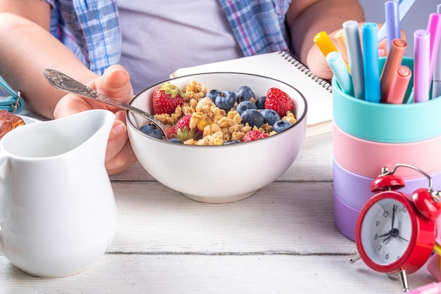 Jak zrobić śniadanie do szkoły, które dziecko zje z apetytem?