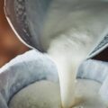 Jak powstaje jogurt naturalny i co wpływa na jego smak?